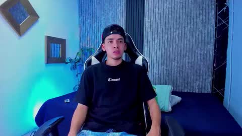 Snapshot of mike_0233 chatting on October 28, 2025, 4:16 am Mike 0233 online show from October 28, 2025, 4:16 am