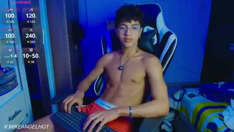 Snapshot of mike_pineapple chatting on June 25, 2026, 3:39 am Mike Pineapple online show from June 25, 2026, 3:39 am