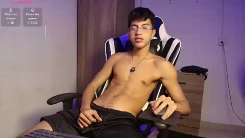 Snapshot of mike_pineapple chatting on July 14, 2026, 3:44 am Mike Pineapple online show from July 14, 2026, 3:44 am