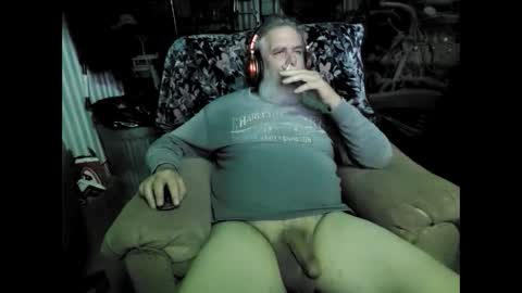 Snapshot of mikevm420 chatting on December 5, 2024, 10:12 pm mike online show from December 5, 2024, 10:12 pm