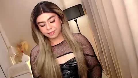 Snapshot of mikha_sensual chatting on October 18, 2025, 5:14 pm Theresa Luna online show from October 18, 2025, 5:14 pm