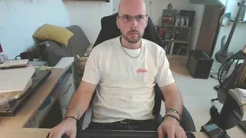 Snapshot of mikmik91 chatting on April 8, 2026, 10:37 am mikmik91 online show from April 8, 2026, 10:37 am