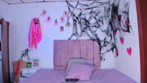 mila_1wood online show from October 20, 2025, 2:17 pm