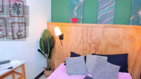 Mila and samy online show from October 25, 2025, 12:02 pm