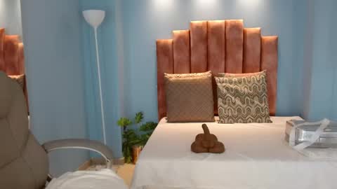 milaa_star online show from April 18, 2026, 3:54 am