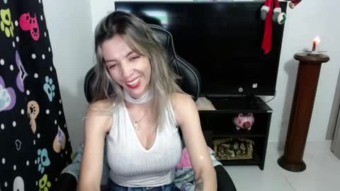 milacoxx8819 online show from January 22, 2025, 11:43 pm