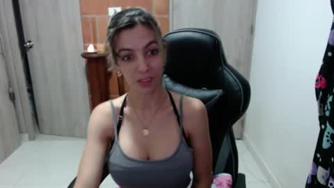 milacoxx8819 online show from February 3, 2025, 9:50 pm