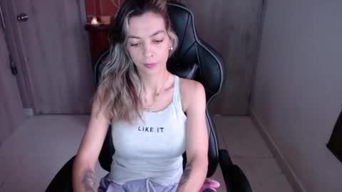 milacoxx8819 online show from February 4, 2025, 12:33 pm