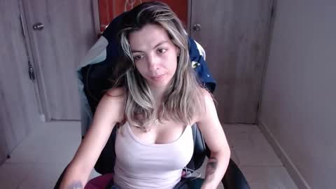 milacoxx8819 online show from February 8, 2025, 2:49 pm