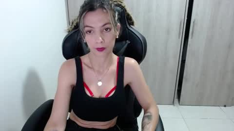 milacoxx8819 online show from February 17, 2025, 11:20 pm