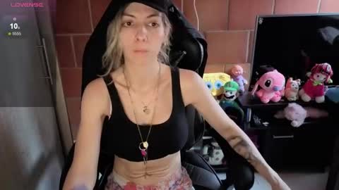 milacoxx8819 online show from October 11, 2025, 2:48 pm