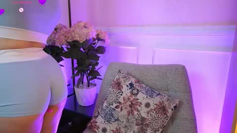 milacrave online show from March 11, 2026, 12:22 pm