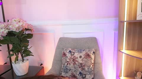 milacrave online show from April 9, 2026, 11:37 am