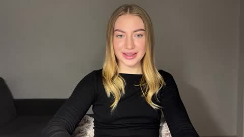 Snapshot of milanaaa_ chatting on February 3, 2025, 12:25 pm Milana online show from February 3, 2025, 12:25 pm