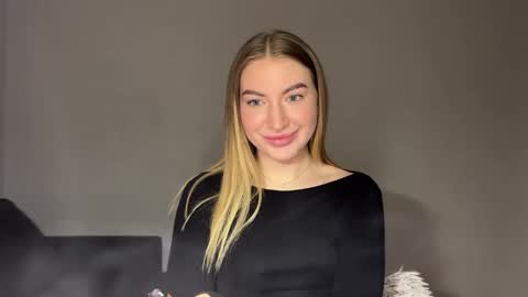 Snapshot of milanaaa_ chatting on February 4, 2025, 7:00 pm Milana online show from February 4, 2025, 7:00 pm