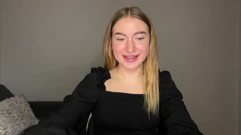 Snapshot of milanaaa_ chatting on February 6, 2025, 5:51 pm Milana online show from February 6, 2025, 5:51 pm