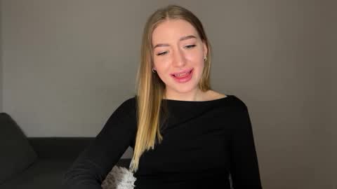 Snapshot of milanaaa_ chatting on February 15, 2025, 6:12 pm Milana online show from February 15, 2025, 6:12 pm