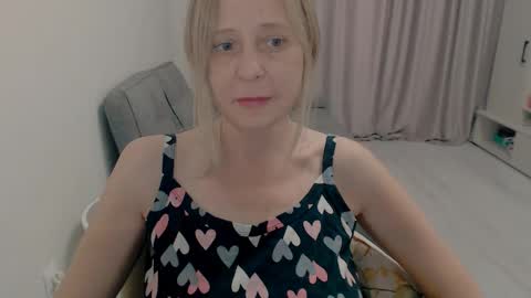 Milena online show from November 9, 2025, 4:44 am