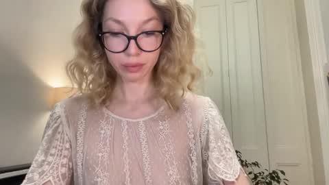 Mila online show from October 24, 2025, 2:35 pm