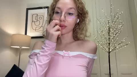 Mila online show from December 19, 2025, 4:14 pm