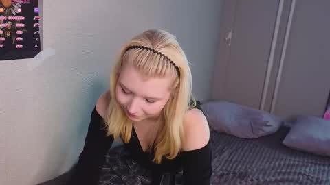 Mila online show from September 17, 2025, 4:03 am