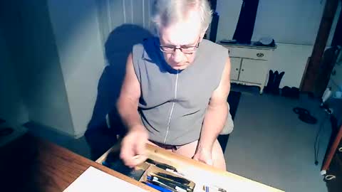 Milehi1958 online show from November 6, 2025, 10:05 am