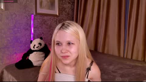 Mia online show from April 26, 2026, 3:42 pm