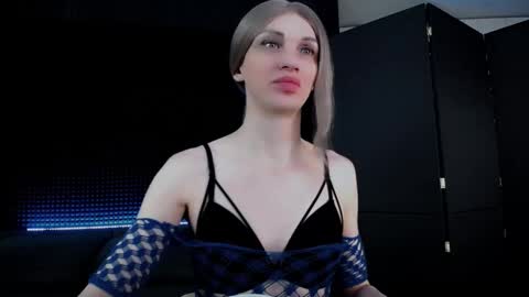 Milena Hardy online show from October 3, 2025, 4:31 am