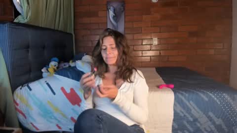 Snapshot of milf_darling chatting on January 21, 2025, 12:57 am Victoria online show from January 21, 2025, 12:57 am