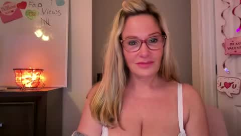 Snapshot of milf_goddess chatting on February 9, 2025, 9:05 am MIlf Goddess online show from February 9, 2025, 9:05 am