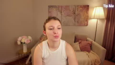 Snapshot of milinafox chatting on May 23, 2026, 11:42 pm milinafox online show from May 23, 2026, 11:42 pm