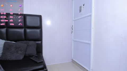 Snapshot of milk_max18 chatting on December 28, 2024, 3:26 am MAX online show from December 28, 2024, 3:26 am