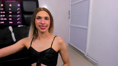 Snapshot of milk_max18 chatting on January 20, 2025, 9:43 pm MAX online show from January 20, 2025, 9:43 pm