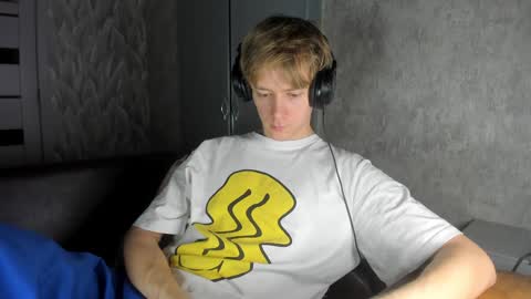 Snapshot of milkiwy chatting on February 6, 2025, 4:10 am Isaac online show from February 6, 2025, 4:10 am