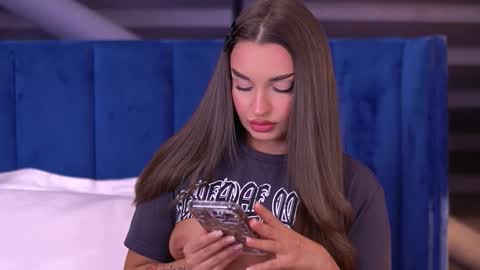 Snapshot of milla_serene chatting on October 15, 2025, 4:12 am Milla online show from October 15, 2025, 4:12 am