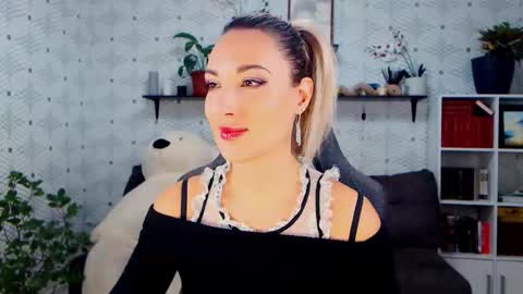 MillaXQueen online show from November 14, 2025, 10:36 am