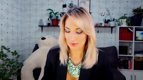 MillaXQueen online show from November 18, 2025, 2:43 pm