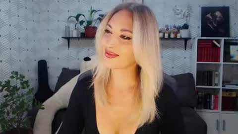 Snapshot of millaxqueen chatting on June 22, 2026, 6:32 am MillaXQueen online show from June 22, 2026, 6:32 am
