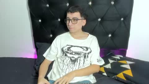 Snapshot of milogm_ chatting on July 17, 2026, 9:19 pm milogm_ online show from July 17, 2026, 9:19 pm