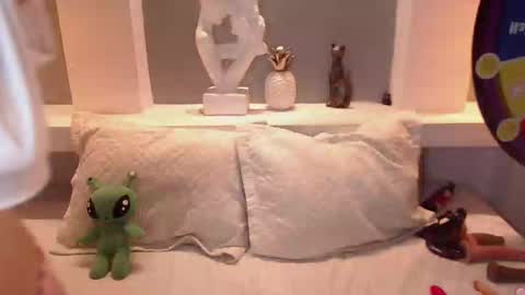 Milu Wallace  online show from October 3, 2025, 1:02 am