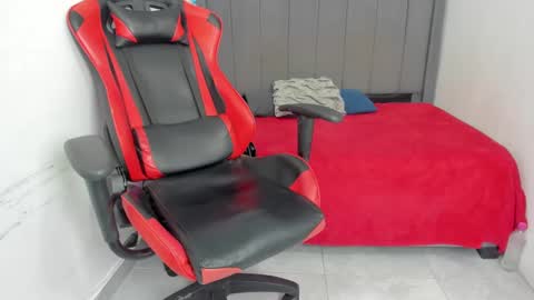 Snapshot of miluuu18 chatting on January 15, 2025, 12:41 am Miluu online show from January 15, 2025, 12:41 am