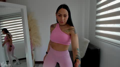 mimmyfit1 online show from February 16, 2025, 5:37 pm