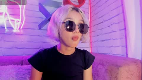 Minji online show from January 4, 2025, 12:05 pm