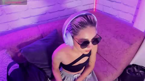 Minji online show from January 5, 2025, 11:59 am