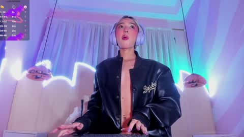 Minji online show from February 5, 2025, 6:15 pm