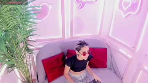 Minji online show from March 8, 2025, 11:37 am
