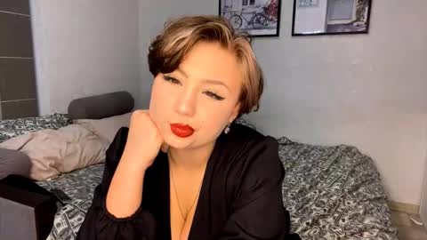 Luna Moon online show from October 10, 2025, 6:18 pm