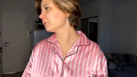 Luna Moon online show from November 3, 2025, 1:12 pm