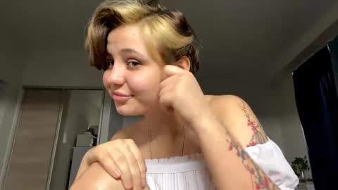 Luna Moon online show from November 7, 2025, 1:22 pm