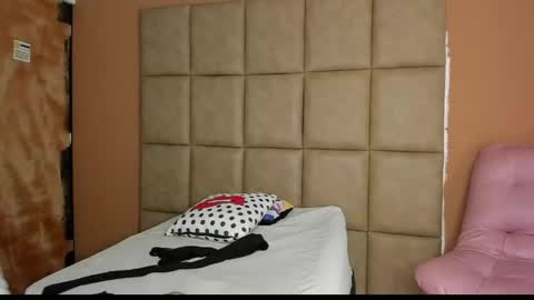 Snapshot of mini_rouse chatting on May 6, 2026, 12:32 pm Mini Rouse online show from May 6, 2026, 12:32 pm
